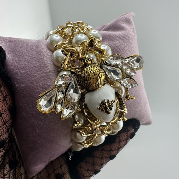 Vintage Luxury Honeybee Gold White Pearl Linked Bracelet - Picture 8 of 13